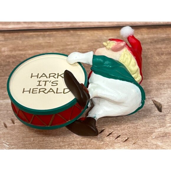 1990 HALLMARK KEEPSAKE ORNAMENT QX446-3 HARK ITS HERALD DRUM ELF - Picture 6 of 6